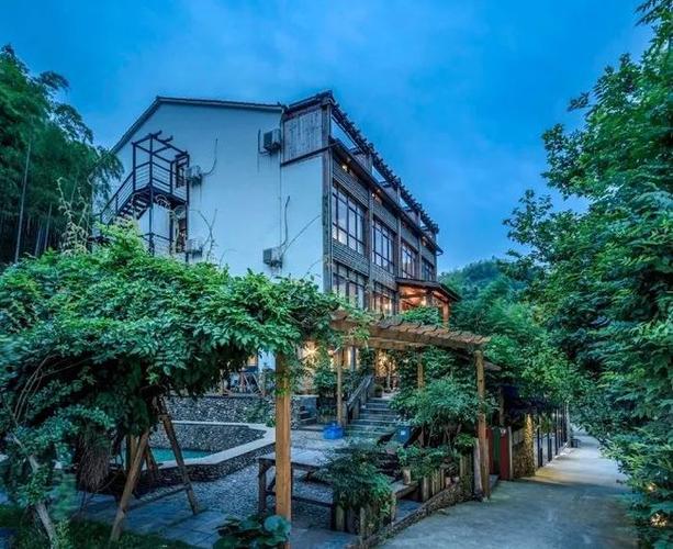 阳春三月莫干山公路旁化身花卉馆 民宿里还有各种丰富的 室内娱乐设施