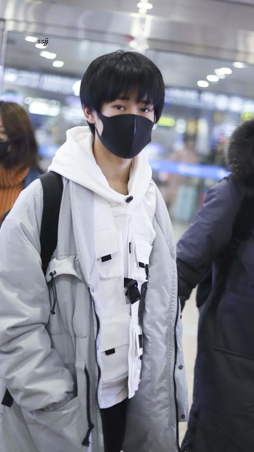 张真源现身机场,暖心与粉丝交流