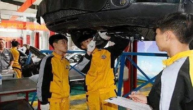 如果去专门的技校读汽车修理类专业学修车,一般是读三年,第三年是去