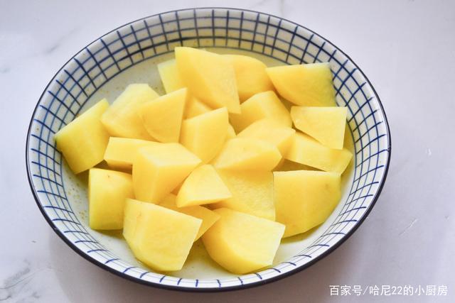 2,接着把土豆切滚刀块.