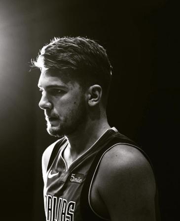 一起欣赏一下东契奇的顶级颜值吧[灵光一闪]东契奇可谓是欧洲天才球员