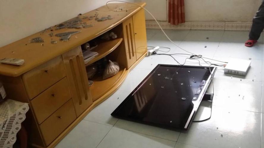 刘乐) "电视机的底座在无任何外力的情况下就爆掉了,电视机也连带摔坏