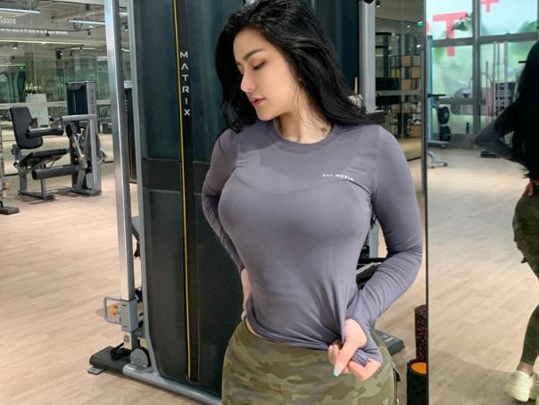 天使面孔下藏着沙漏身材,健身女神英媚,身材真的太惊艳了