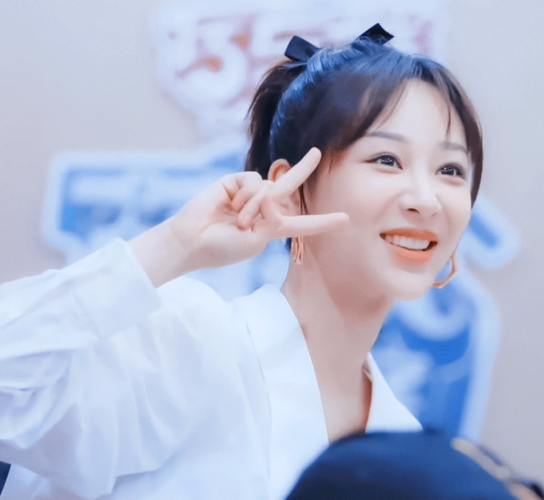 杨紫换新造型,齐刘海公主切发型超显嫩,网友:说是高中