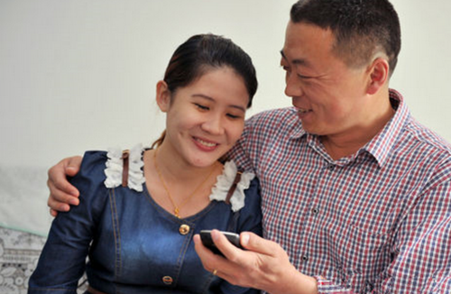 越南本地媳妇和嫁入中国的越南媳妇对比照,难怪姑娘都