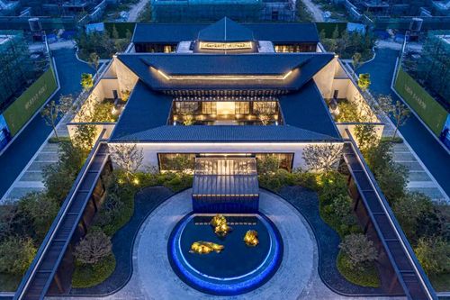 主建筑的回形构造采用天井结构,寓意磅礴大气的四水归堂,中式园林的