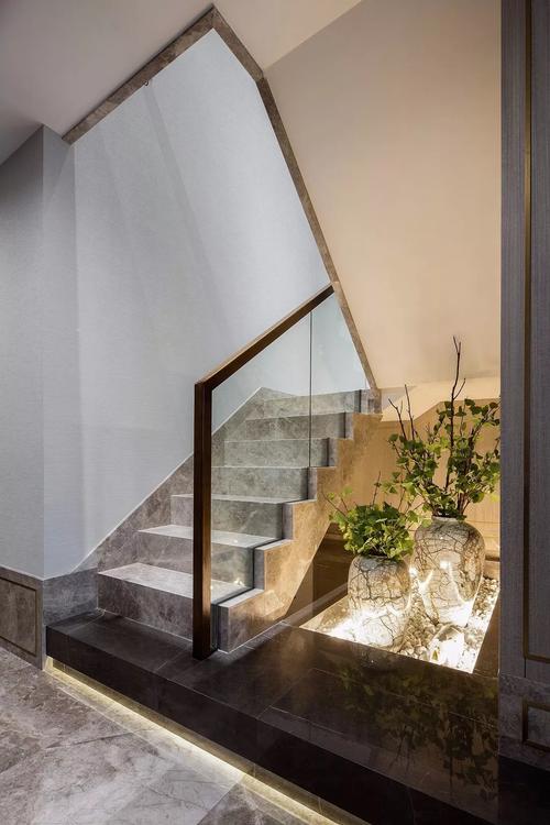 没有设立独立的玄关,以楼梯景观代替玄关造型,改善入户狭小的弊端