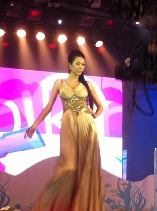 [转载]2011比基尼大赛直播现场指导选手花絮