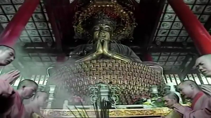 济公:盲妇虔诚拜佛,济公亲自为其引路,富人行为令人唏嘘
