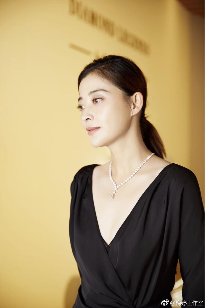 43岁梅婷真会穿!条纹衬衫裙 黑色针织衫 显小20岁,满满的时尚感