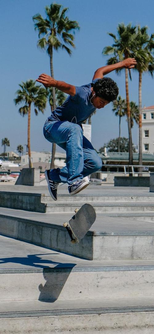 滑板少年摄影图片手机壁纸