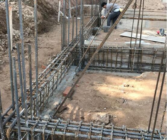 地圈梁上下各用了4根24mm的钢筋,构造柱用了12根24mm的钢筋