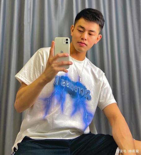 满脸帅气的自拍小奶狗,活泼俊朗的外形,阳光男孩或许