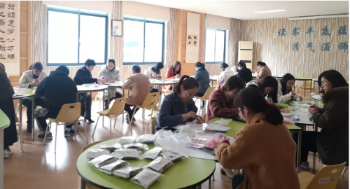鄞江镇中心小学巧手扮靓女神节
