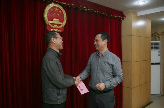 蔡建新主任代表省高院党组向林江同志表示慰问并送上慰问金