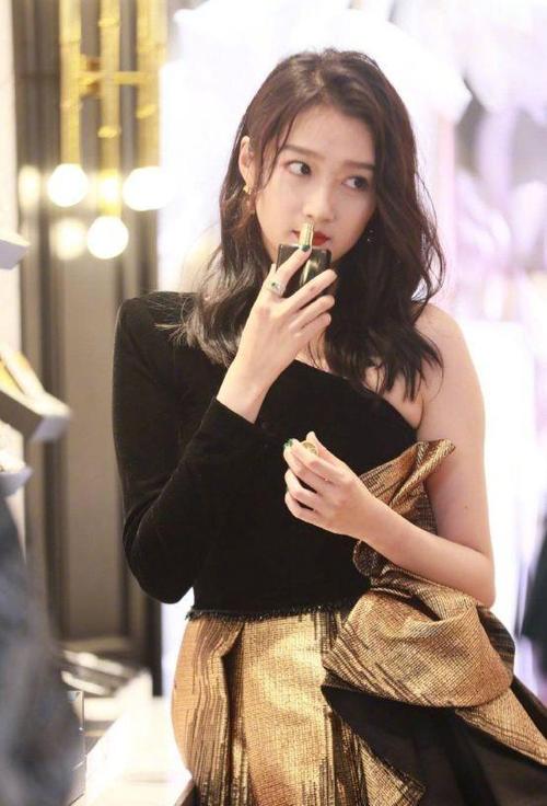 关晓彤的拍照姿势挺奇特,总是""a型站姿"",网友:我看懂了