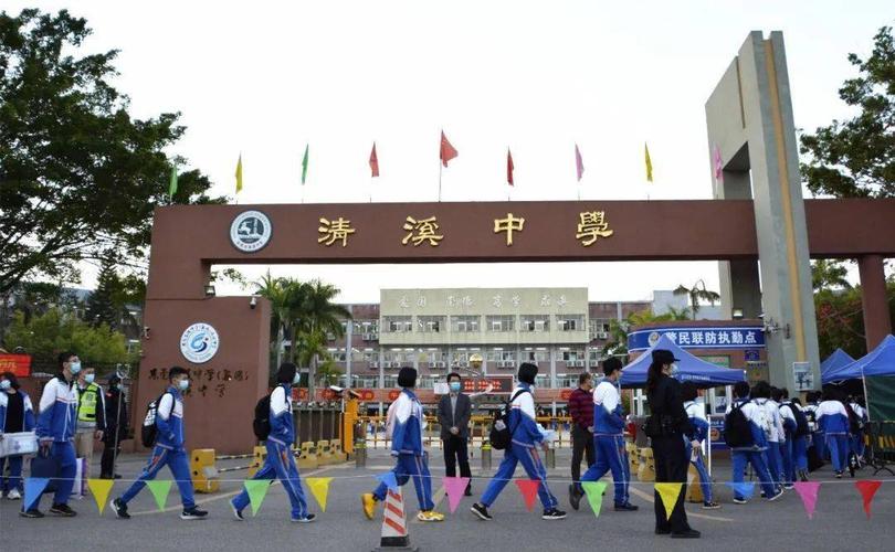 当天清晨6点50分,东莞高级中学(集团)清溪中学全体行政人员在校门口