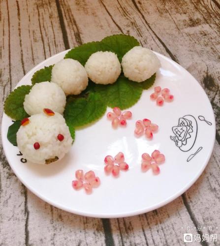 米饭可以变身多种花样,比如这个丑萌丑萌的毛毛虫饭团,用来哄娃还是