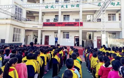 培养学生应急逃生自救技能,9月16日,景星镇小学组织全校师生开展防震
