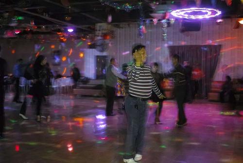 为什么年轻人不去舞厅了
