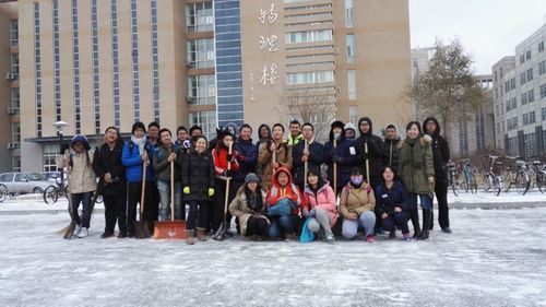 物理学院"党员先锋"扫雪活动-吉林大学物理学院