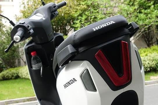 这电摩挂本田车标,起步价近8000!网友:只能坐一人