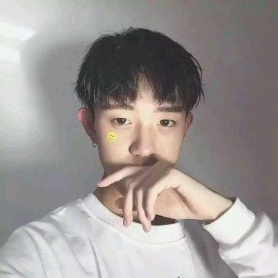 干净帅气阳光男生头像独一无二这个世界没有不带伤的人