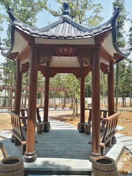 "艺高景观"新农村建设 市政公园小区仿木凉亭融入其中