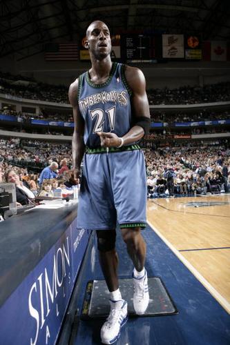 图文nba常规赛小牛vs森林狼加内特整装待发