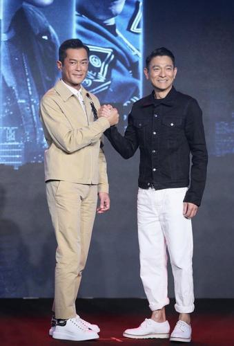 59岁刘德华状态很好,活力又帅气,背头造型展露"天王般