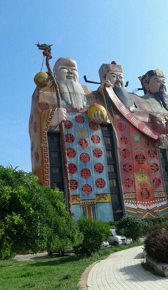 网友@n缘:天子大酒店位于位于河北省三河市,外形为传统的"福禄寿"