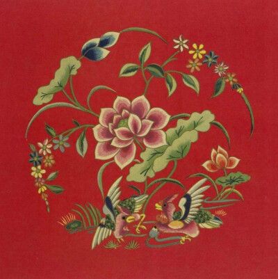 这本《中国戏曲服装图案》来自于中国旧有的戏曲服装和民间刺绣实物.