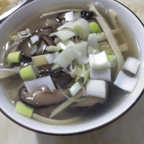 就是个做饭的做的香菇竹笋汤