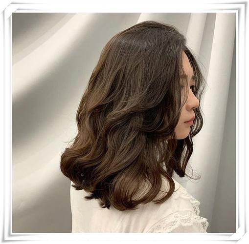 马尾辫也是简单地用橡皮圈将头发扎个长头发,剪掉了自己的头发,即使是