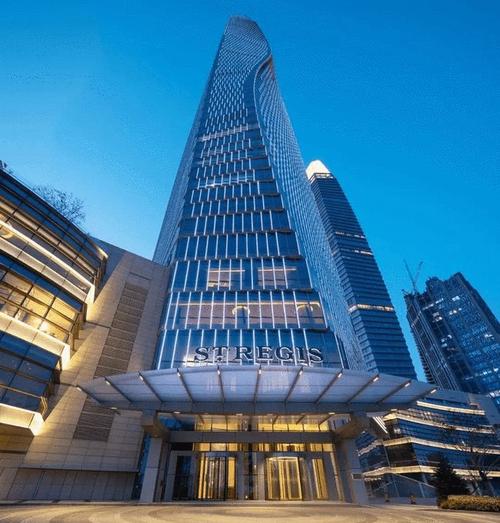 67青岛瑞吉酒店位于青岛"第一高"的海天中心,与青岛云上艺术中心