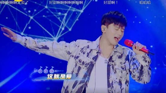 张杰参加谢娜节目"搞特殊"?后期专门给他换背景,话筒才是亮点