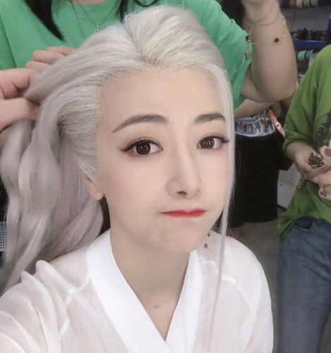 陈紫函晒白发魔女造型后秒删,随后扎双马尾出镜,少女