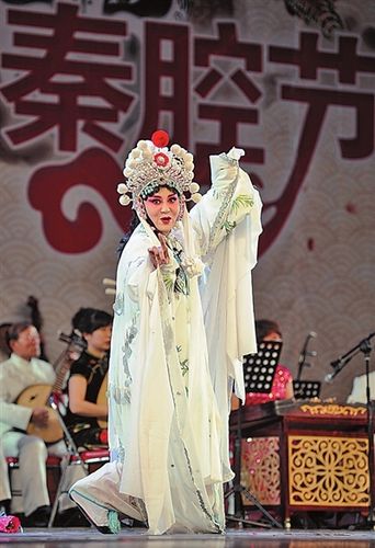 11月16日,演员刘红梅在表演《断桥》选段. 新华社发