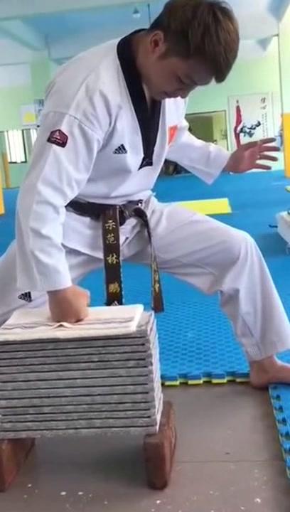 帅哥这跆拳道真没有白练,一拳竟打坏这么多石板,看的我目瞪口呆