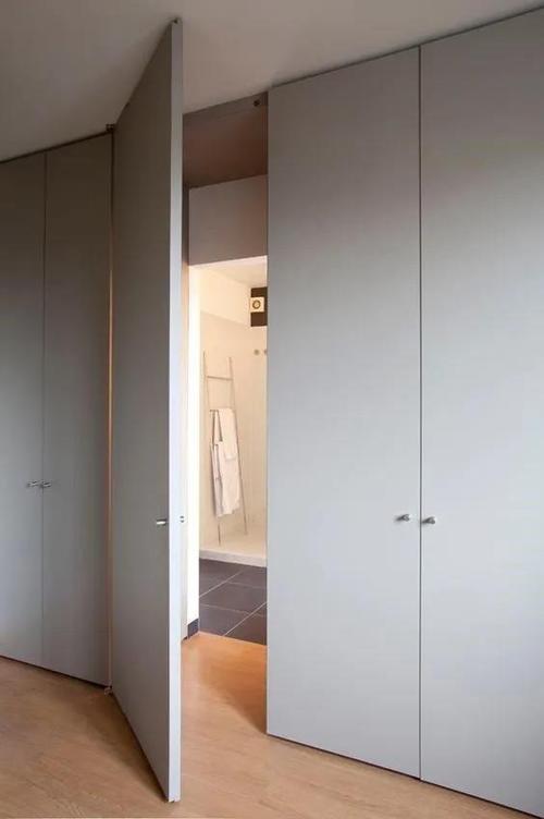 从柜门处进入另一空间的(常见从衣柜处进入卫生间),如下:隐形门的种类