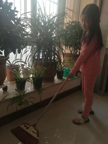 妈妈夸我是个小帮手,说能帮妈妈干活,真的不错.