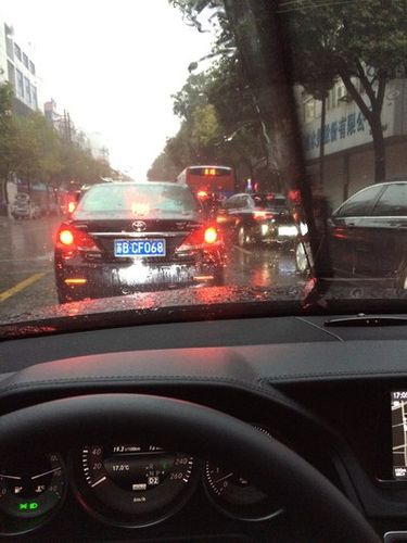 下雨天堵车窝心_奔驰e级论坛_手机汽车之家