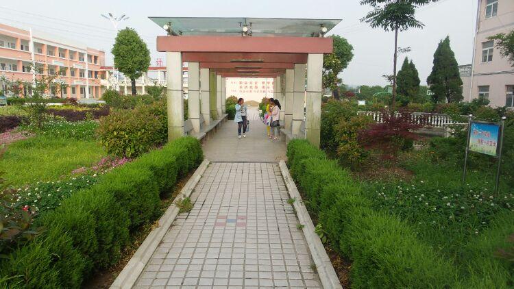 图为长兴中学校园的休闲长廊