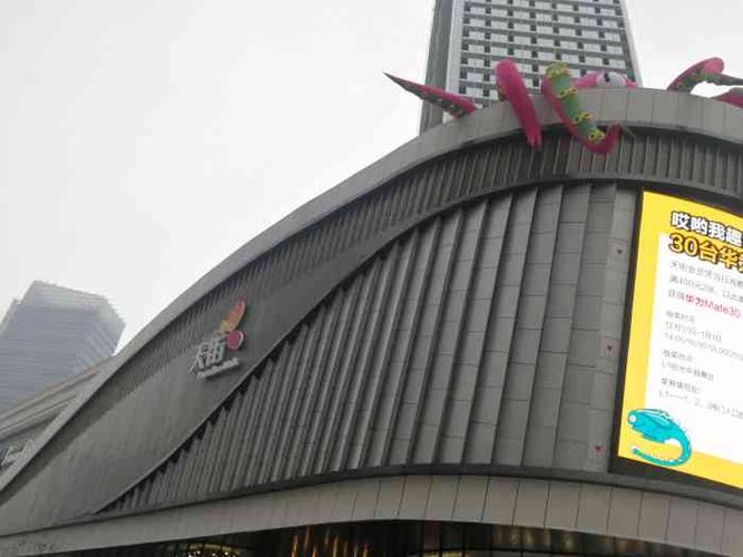 龙湖滨江天街-"才开没多久的商业体,很大,环境很好,楼上.