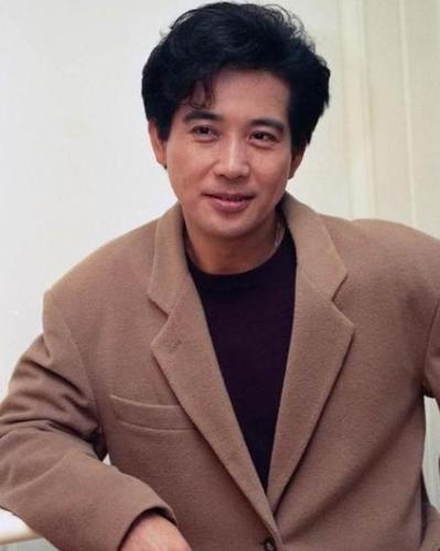 74岁秦汉近照爆出,风采依旧不减当年,林青霞也爱过他