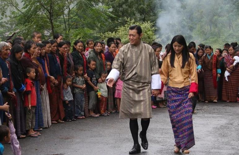 30岁不丹国王携王后冒雨出访大背头被雨淋湿变斜刘海太减龄