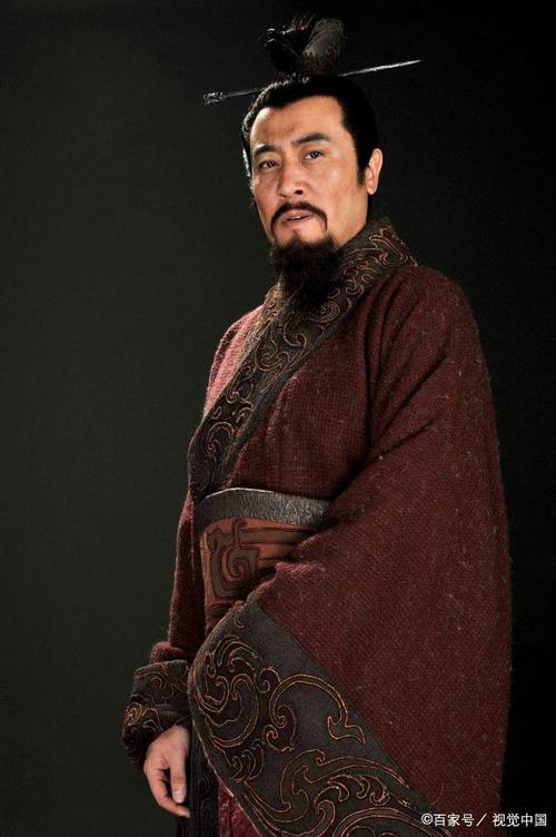 刘备,即汉昭烈帝,字玄德,东汉末年幽州涿郡涿县人,西汉中山靖王刘胜