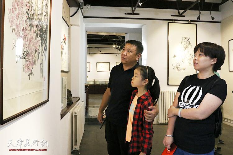 著名画家阮克敏个人作品展在杨柳青柒月美术馆开幕