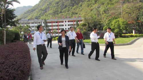 以勤精业,辛勤耕耘——记凌云县第二中学副校长苏骑虎