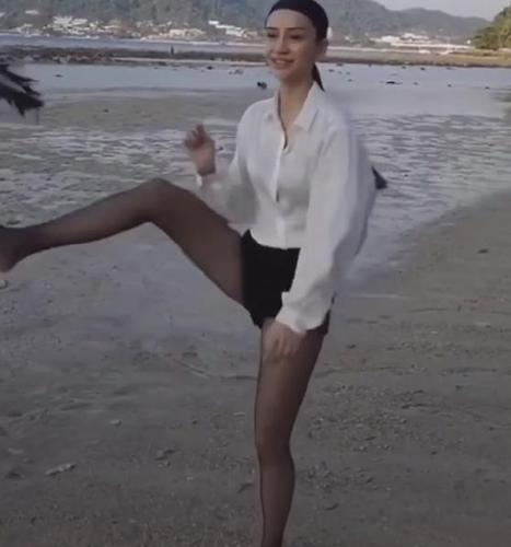 baby海边穿"黑丝袜"踢鞋,当她伸腿那一刻,下意识举动看懵网友